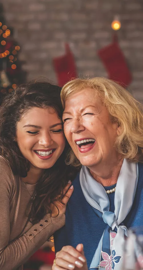 Einladung-Weihnachtsfeier-zwei-lachende-frauen-jung-und-alt