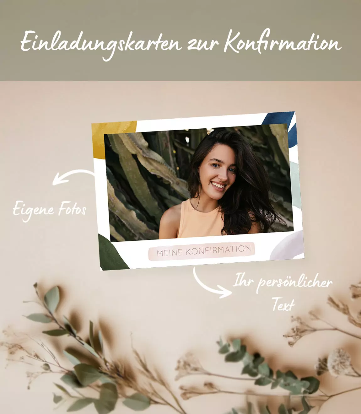 Draufsicht auf eine Einladungskarte zur Konfirmation und beiger Hintergund mit grünen Zweigen