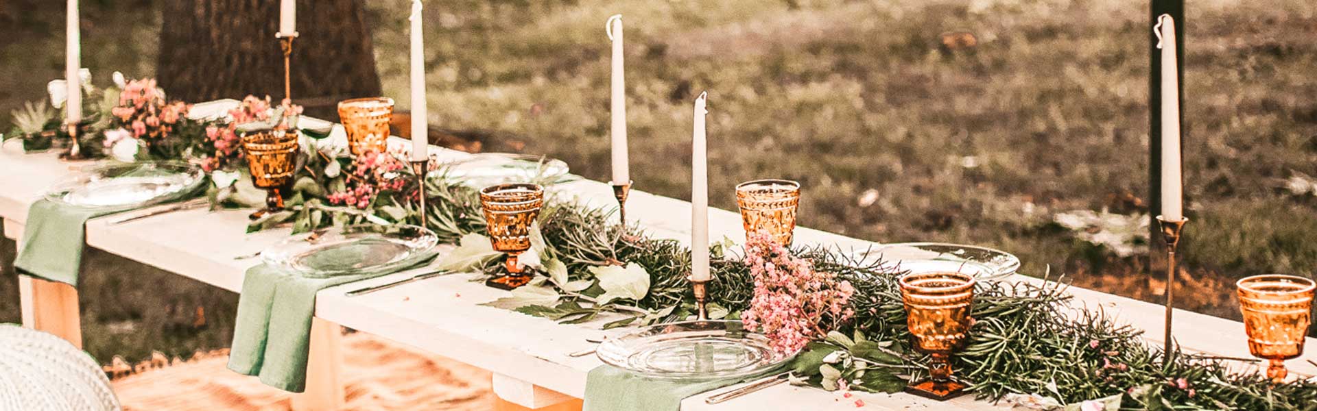 Taufe Planen: Gedeckter Tisch im freien, mit Deko, Tellern, Kerzen und Blumen