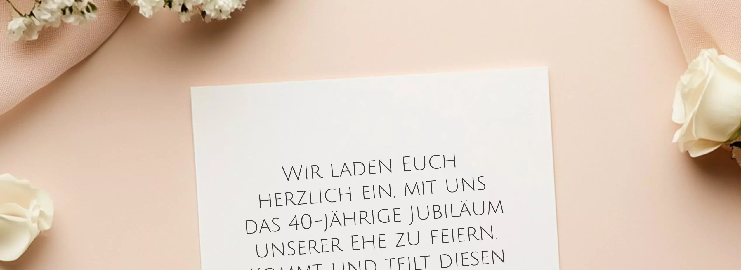 Beschriebene-Hochzeitskarte-auf-beigem-Hintergrund-mit-hellen-Blumen-drumherum