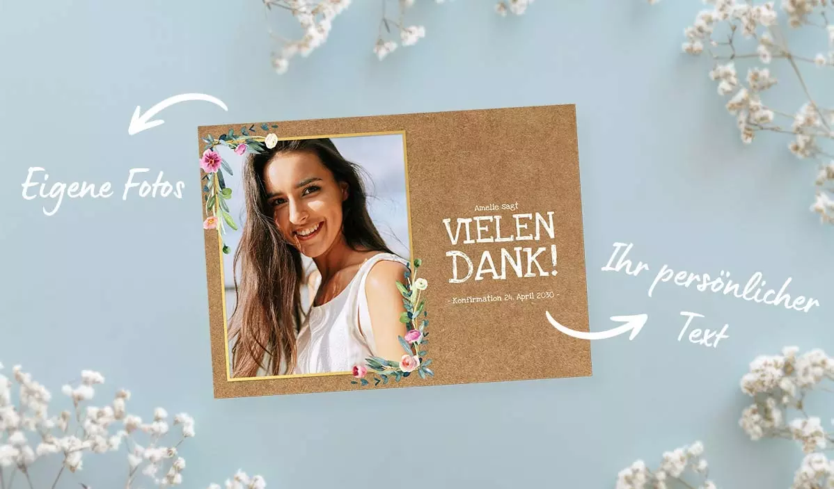 Draufsicht auf eine gestaltbare Dankeskarte und hellblauer Untergund mit weißen Blumen