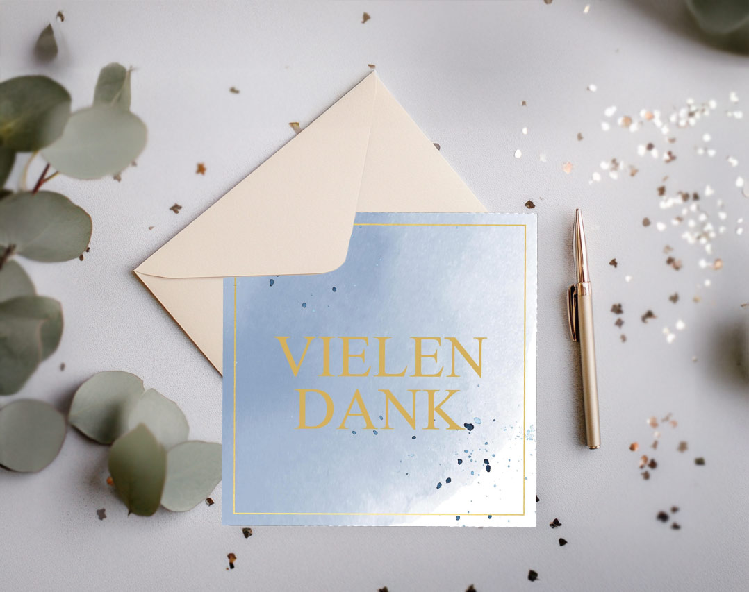 Der passende Inhalt für eine Dankeskarte zur Konfirmation Draufsicht auf eine hellblaue Dankeskarte und ein grauer Hintergund mit silbernem Konfetti und Eucalyptus