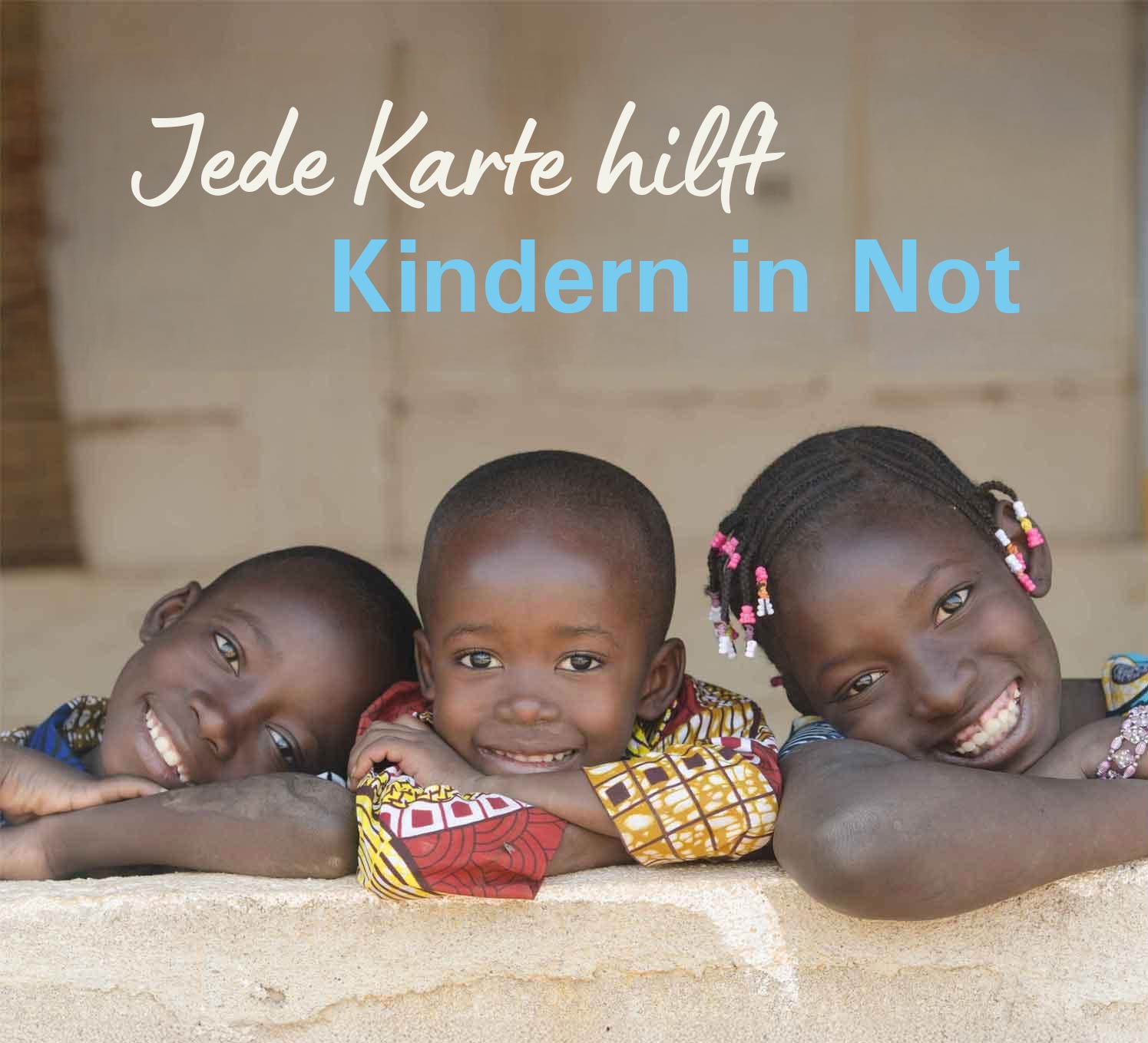 Der Kauf einer UNICEF-Karte hilft Kindern in Not Drei junge Mädchen lehnen über einer beigen Steinmauer um lächeln