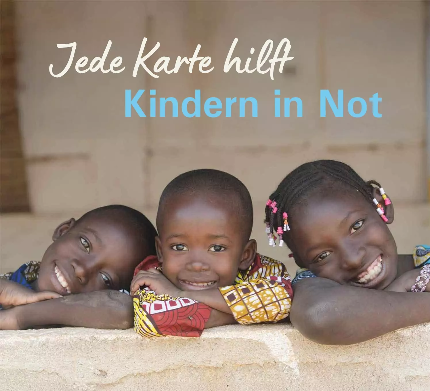 Drei junge Mädchen lehnen über einer beigen Steinmauer um lächeln