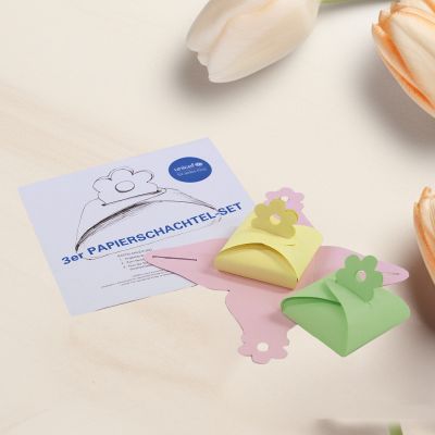 Grußkarte „Bastel-Blumenschachteln“ kaufen im UNICEF Grußkartenshop. Bild 1