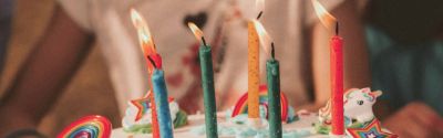 Willkommensfeier: Torte mit Kerzen, Nahaufnahme